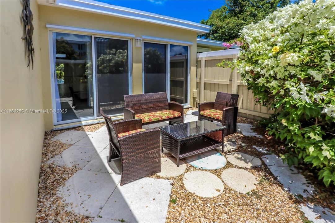 合同活跃: $749,900 (4 贝兹, 2 浴室, 1624 平方英尺)