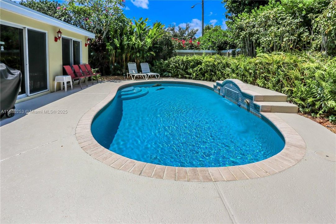 合同活跃: $749,900 (4 贝兹, 2 浴室, 1624 平方英尺)