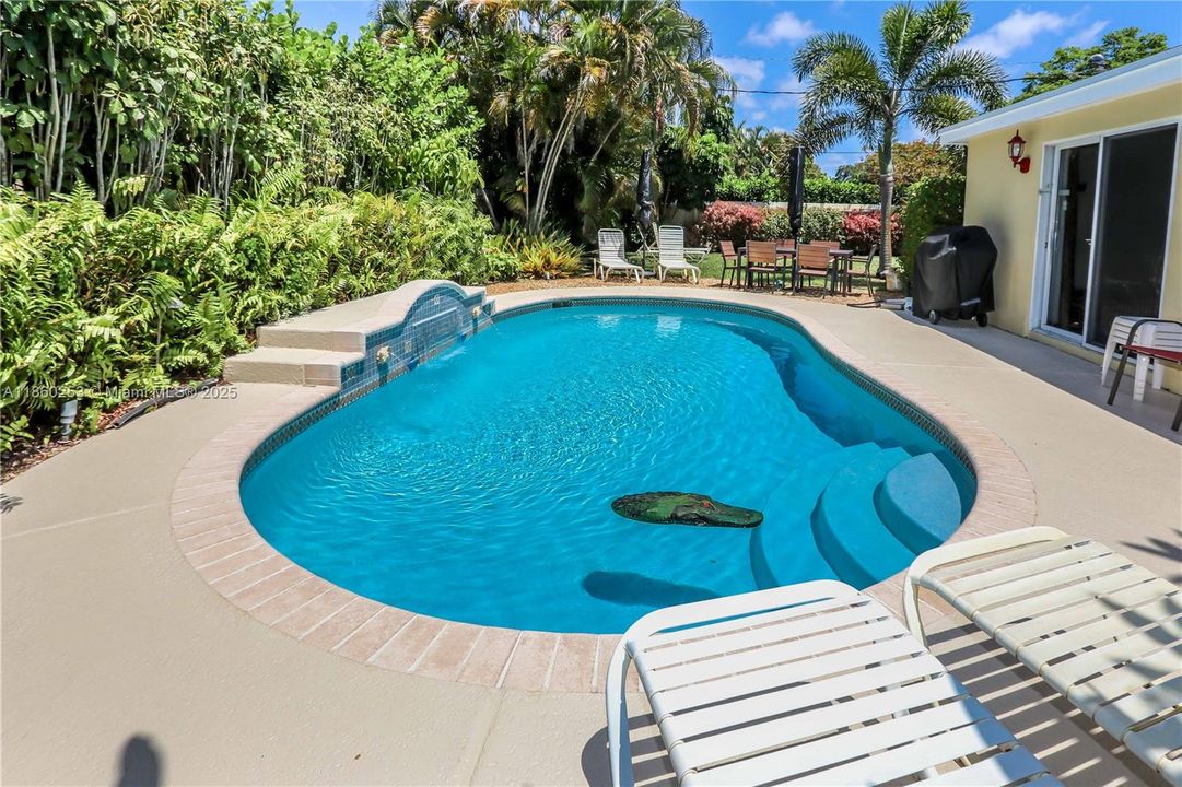 合同活跃: $749,900 (4 贝兹, 2 浴室, 1624 平方英尺)