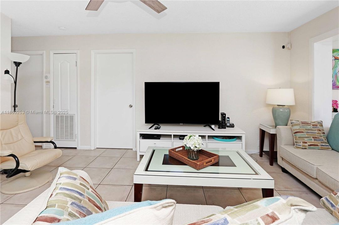 合同活跃: $749,900 (4 贝兹, 2 浴室, 1624 平方英尺)