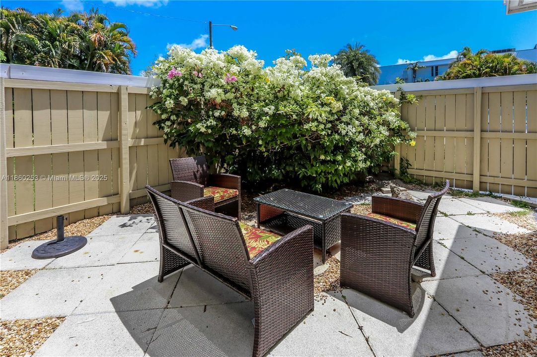 合同活跃: $749,900 (4 贝兹, 2 浴室, 1624 平方英尺)