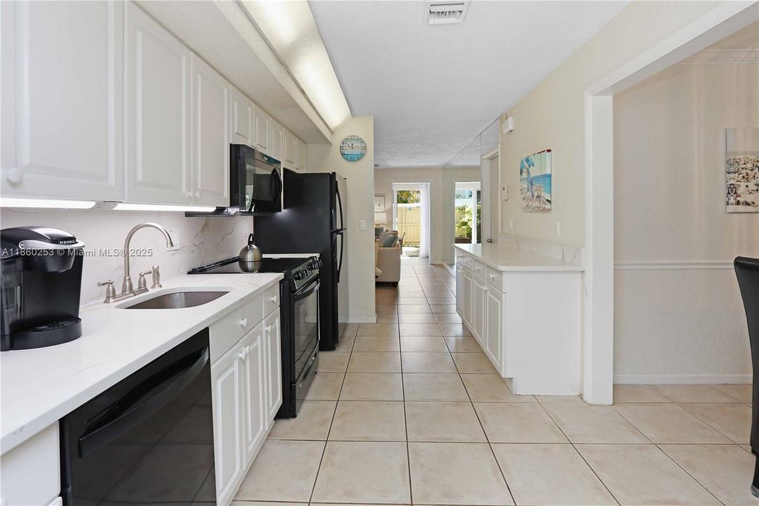 合同活跃: $749,900 (4 贝兹, 2 浴室, 1624 平方英尺)