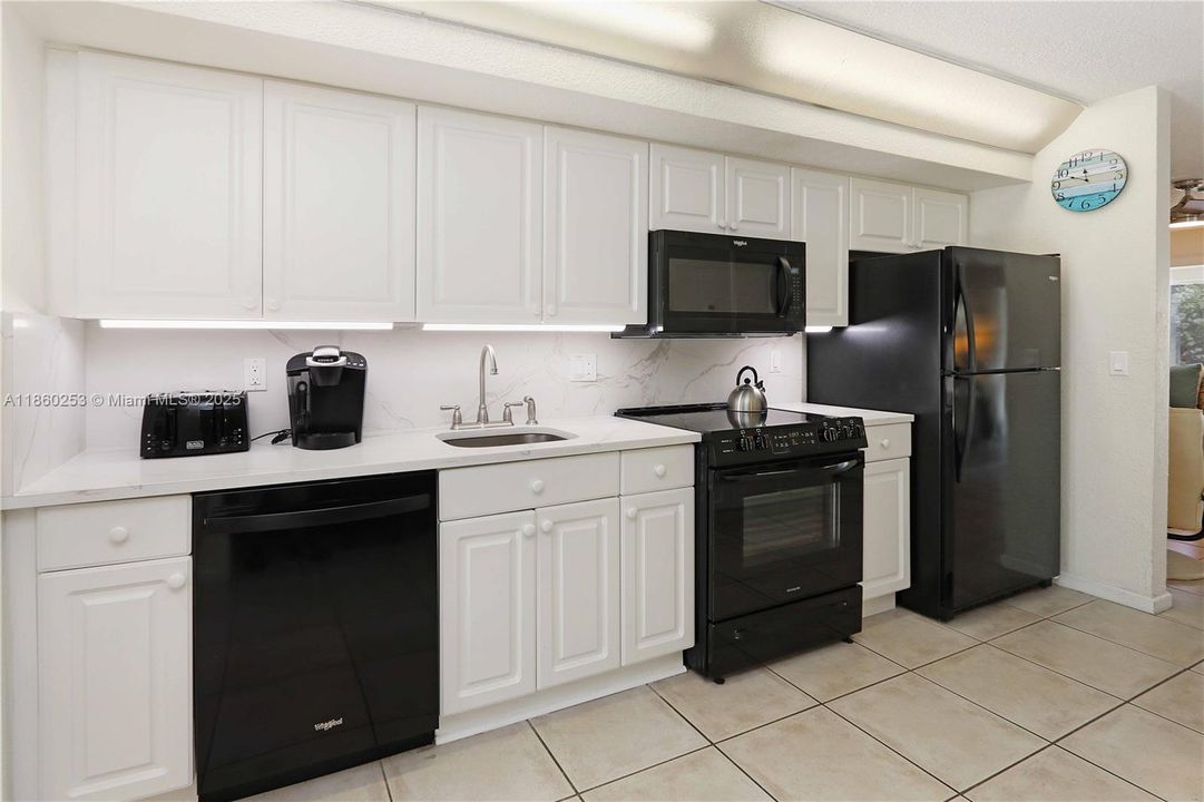 合同活跃: $749,900 (4 贝兹, 2 浴室, 1624 平方英尺)