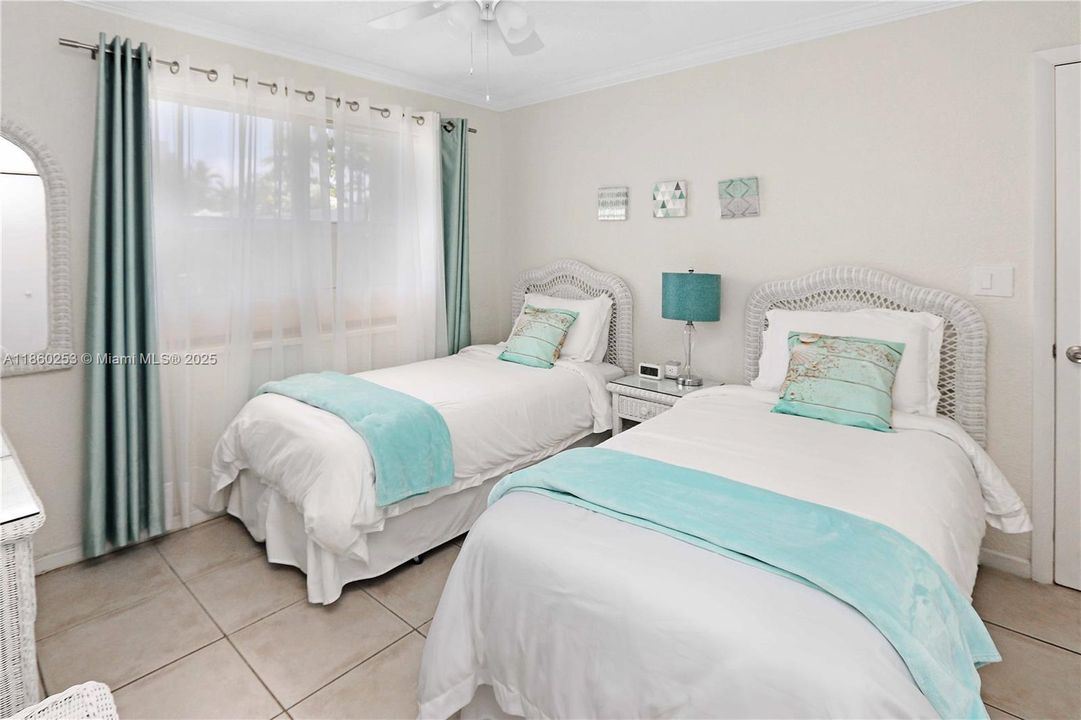 合同活跃: $749,900 (4 贝兹, 2 浴室, 1624 平方英尺)