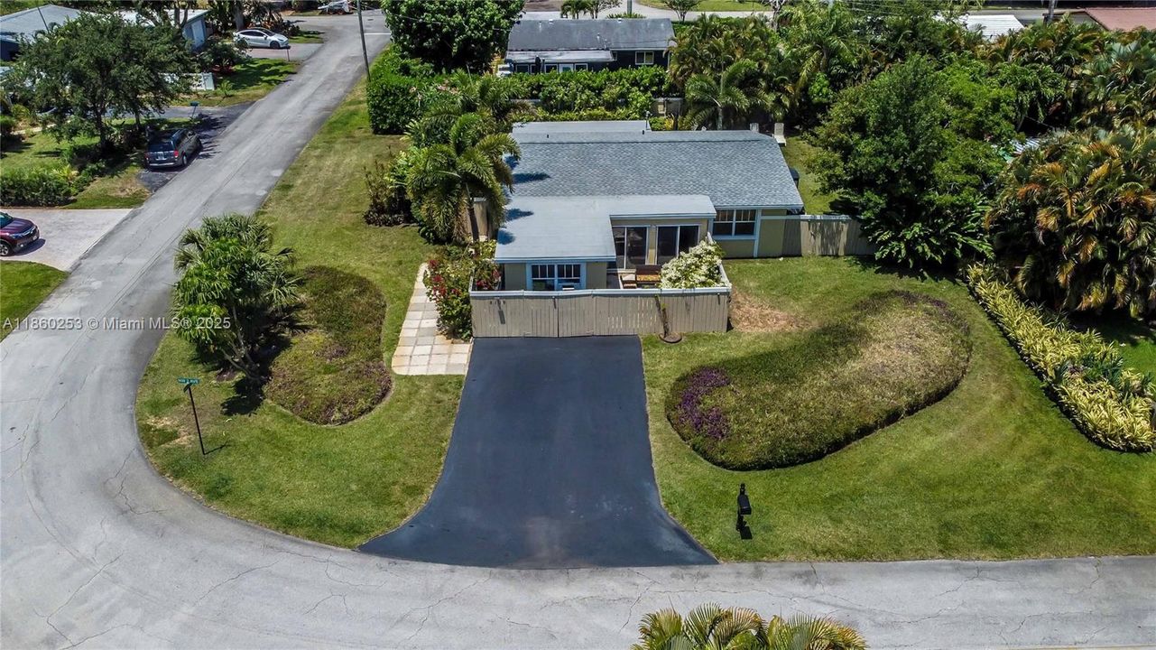 合同活跃: $749,900 (4 贝兹, 2 浴室, 1624 平方英尺)