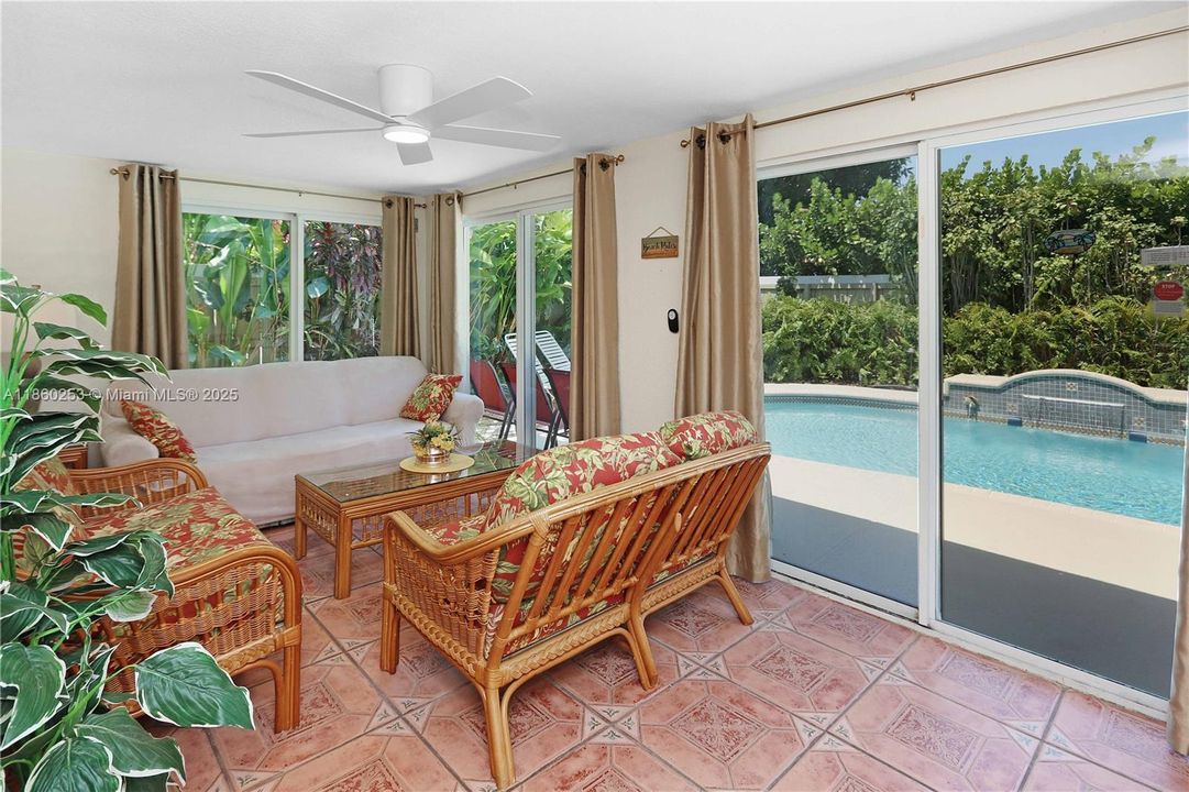 合同活跃: $749,900 (4 贝兹, 2 浴室, 1624 平方英尺)