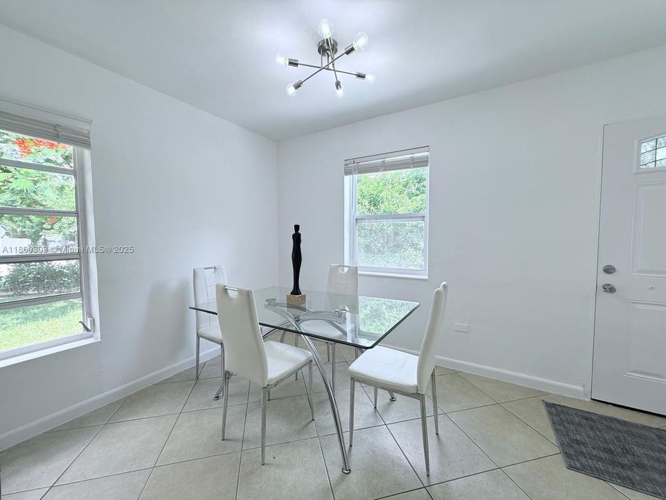 Recientemente alquilado: $3,700 (3 camas, 3 baños, 1200 Pies cuadrados)