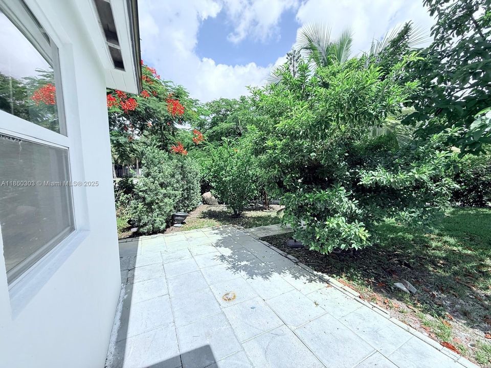 Recientemente alquilado: $3,700 (3 camas, 3 baños, 1200 Pies cuadrados)