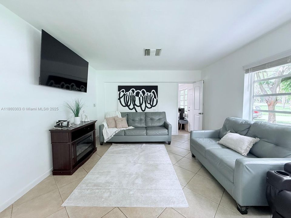 Recientemente alquilado: $3,700 (3 camas, 3 baños, 1200 Pies cuadrados)