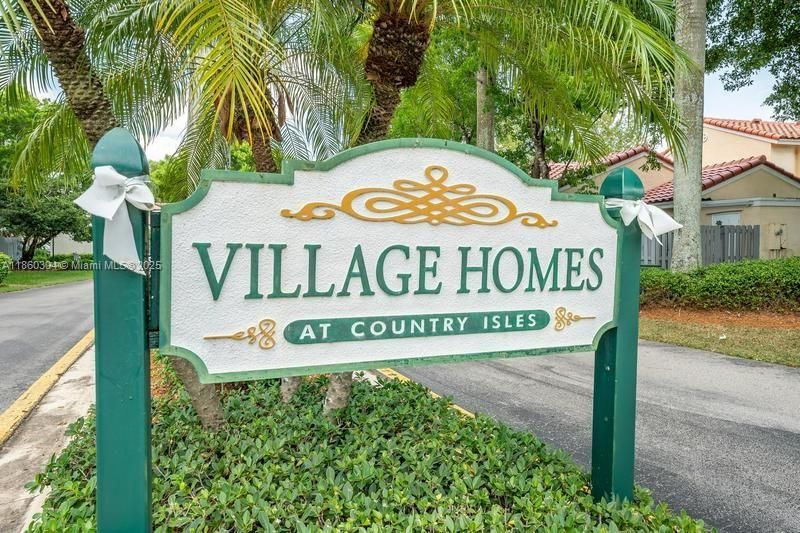 For Sale: $409,500 (2 beds, 2 baths, 893 Square Feet)