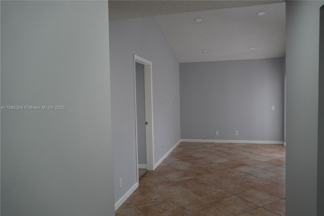 For Sale: $409,500 (2 beds, 2 baths, 893 Square Feet)