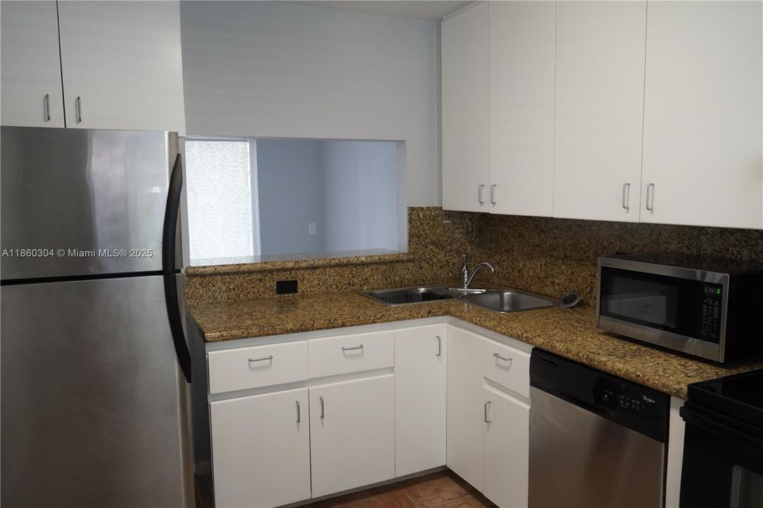 For Sale: $409,500 (2 beds, 2 baths, 893 Square Feet)