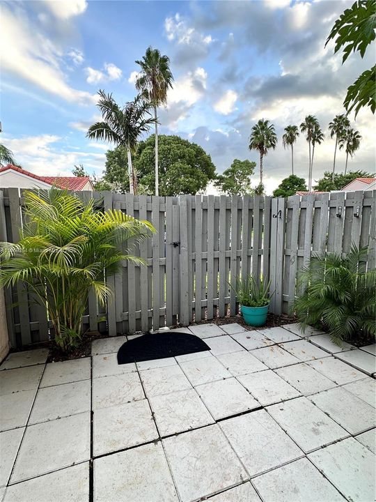 For Sale: $409,500 (2 beds, 2 baths, 893 Square Feet)