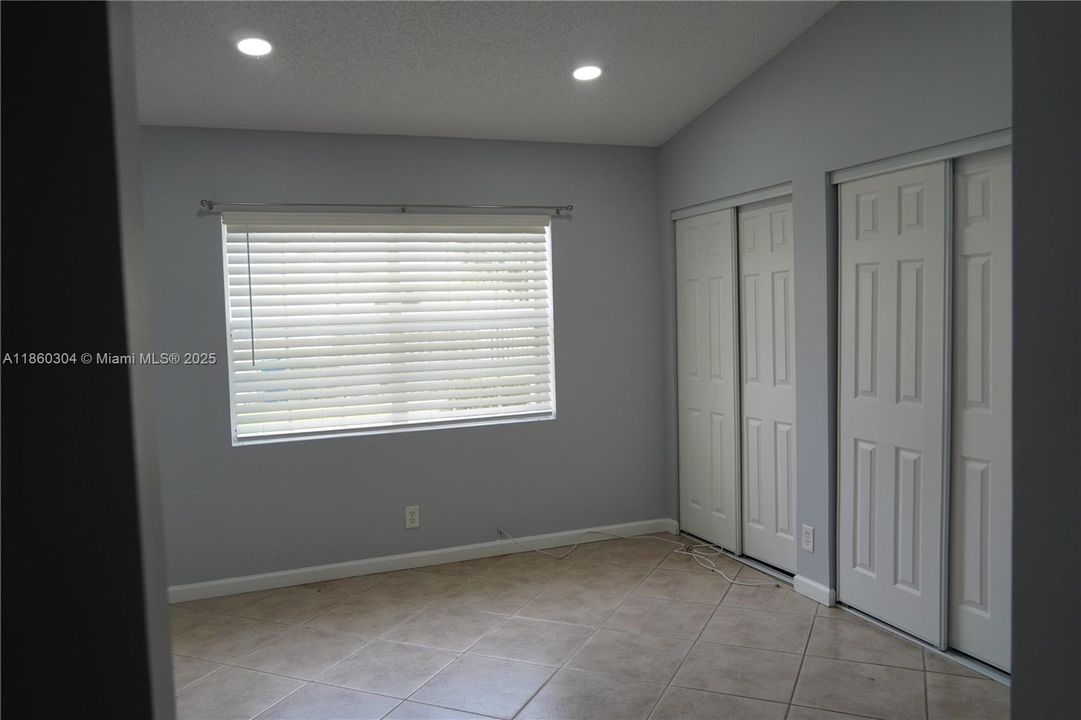 For Sale: $409,500 (2 beds, 2 baths, 893 Square Feet)