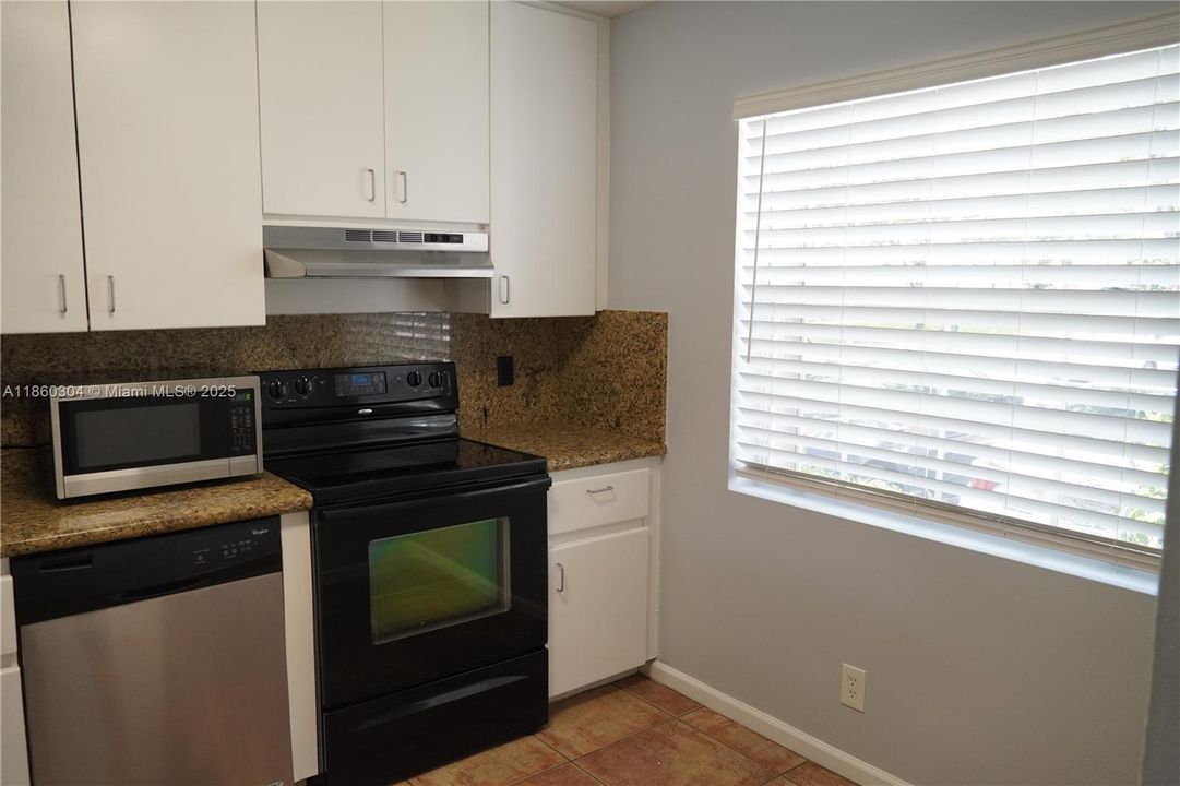 For Sale: $409,500 (2 beds, 2 baths, 893 Square Feet)