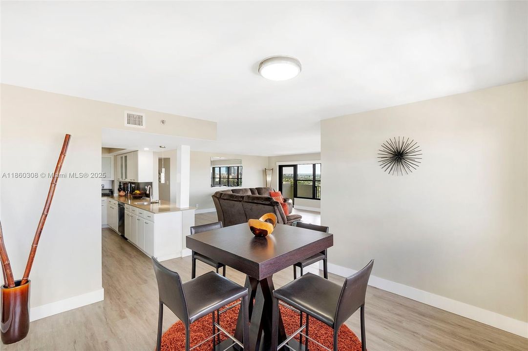 最近售出: $549,900 (2 贝兹, 2 浴室, 1480 平方英尺)