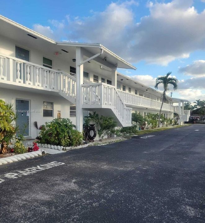 Под контрактом: $144,900 (1 спален, 1 ванн, 460 Квадратных фут)