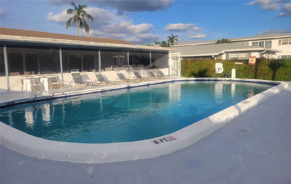 Под контрактом: $144,900 (1 спален, 1 ванн, 460 Квадратных фут)