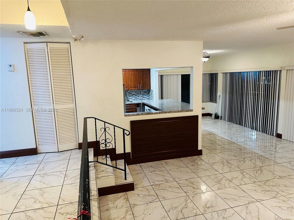For Sale: $232,000 (2 beds, 2 baths, 1100 Square Feet)