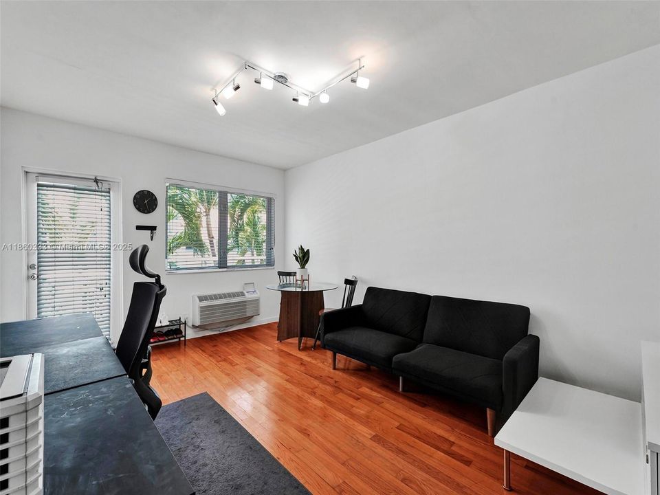 待售: $224,000 (0 贝兹, 1 浴室, 407 平方英尺)