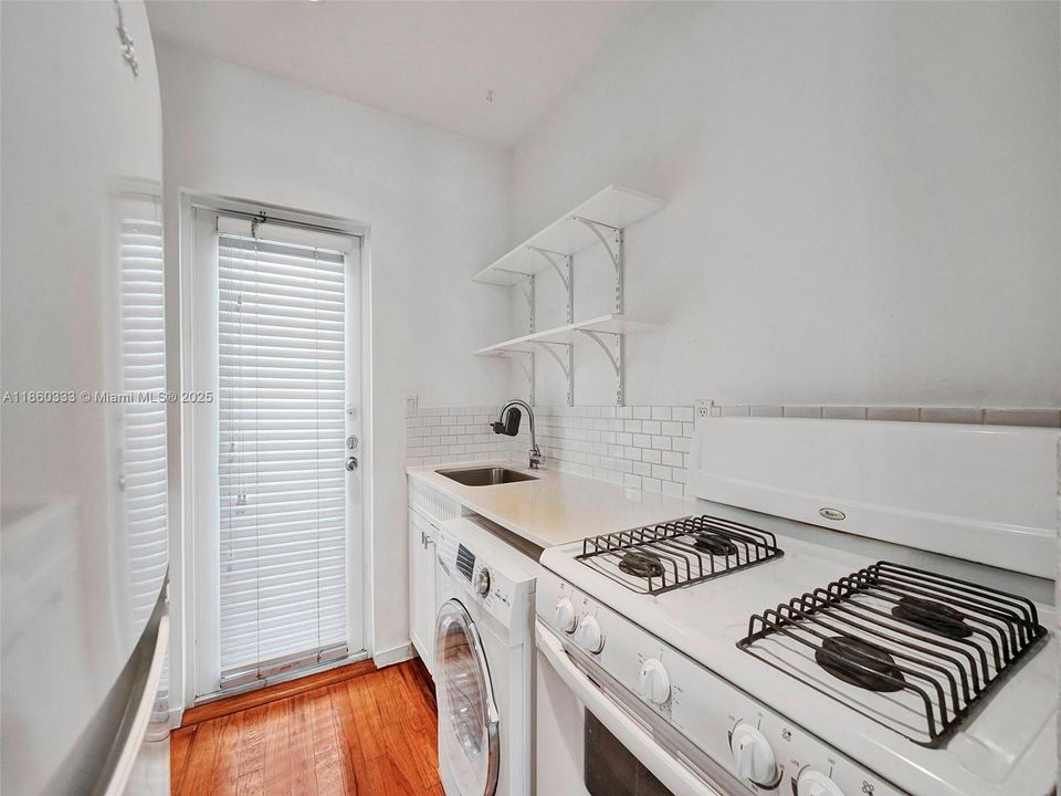 待售: $224,000 (0 贝兹, 1 浴室, 407 平方英尺)