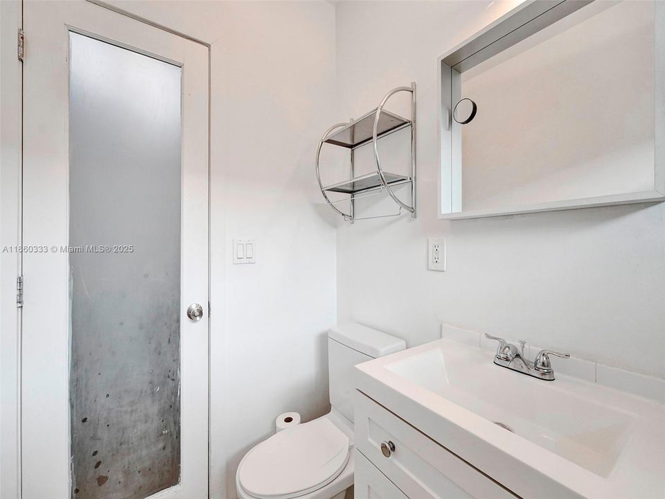 待售: $224,000 (0 贝兹, 1 浴室, 407 平方英尺)