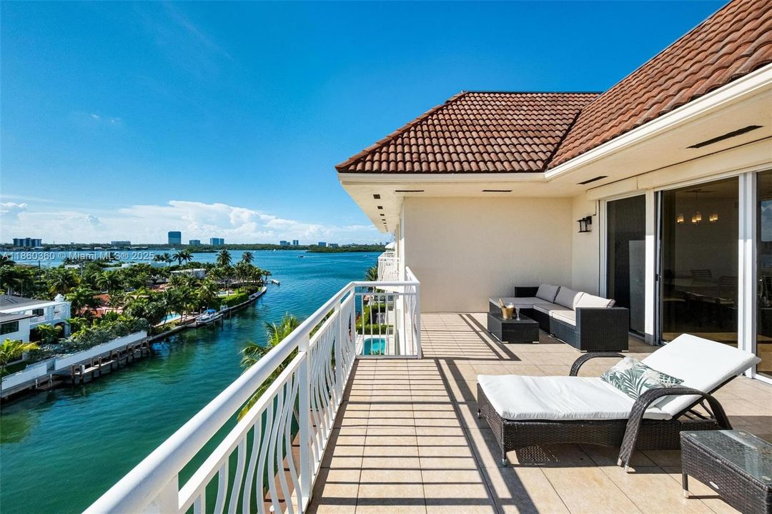 Spacious terrace (540 sq ft) with open views on the intracoastal and Downtown Miami skyline