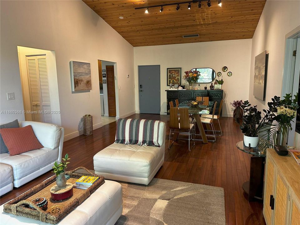 待售: $819,000 (2 贝兹, 2 浴室, 1450 平方英尺)