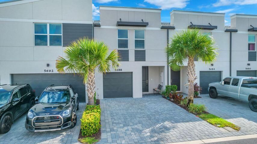 FRONT HOUSE MANGONIA P