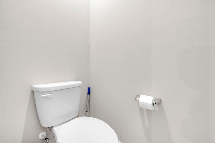 MASTER TOILET
