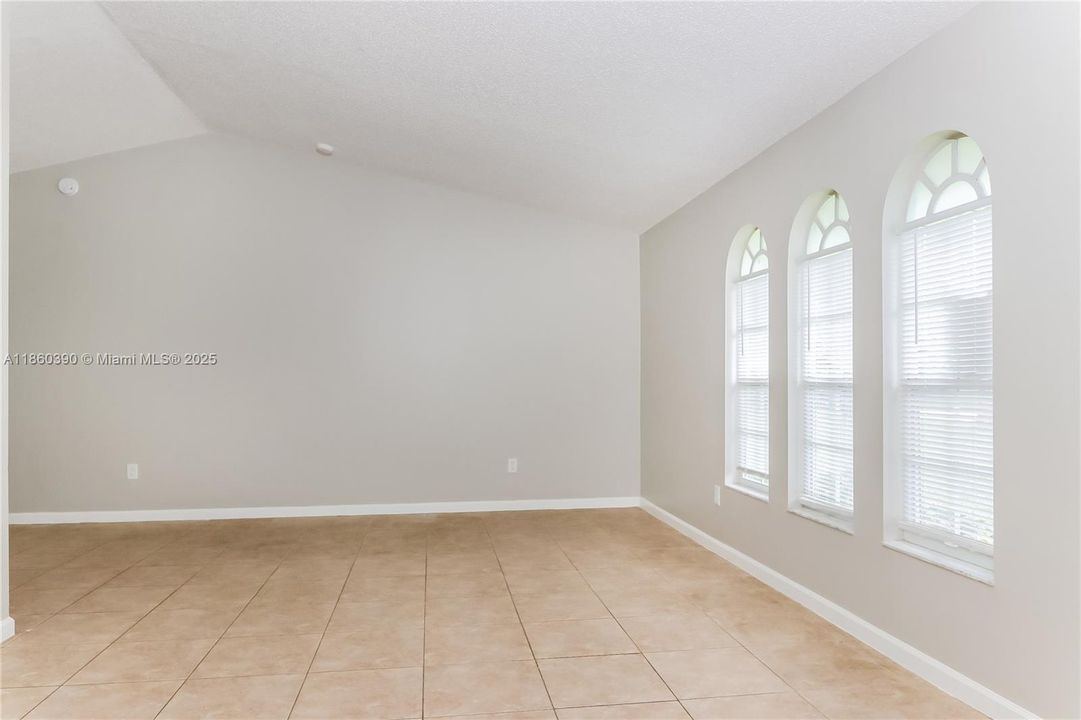 For Rent: $3,195 (3 beds, 2 baths, 1489 Square Feet)