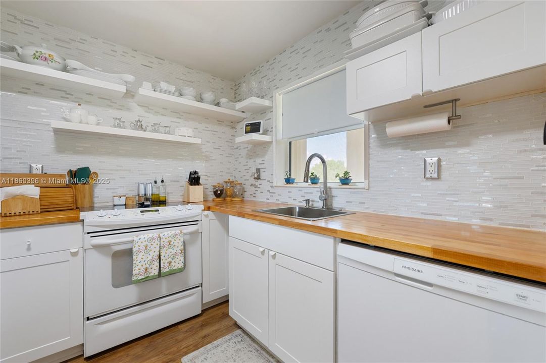 Active With Contract: $125,000 (1 beds, 1 baths, 856 Square Feet)