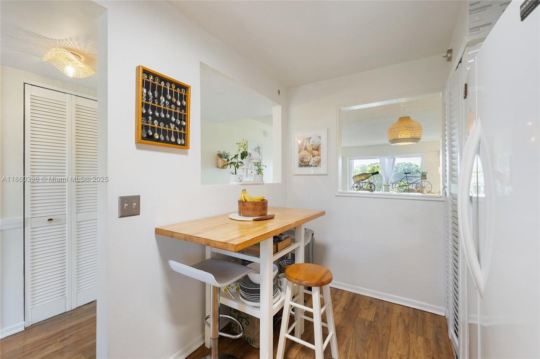 Active With Contract: $125,000 (1 beds, 1 baths, 856 Square Feet)