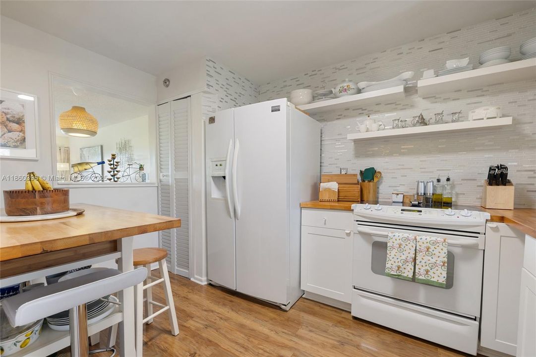 Active With Contract: $125,000 (1 beds, 1 baths, 856 Square Feet)