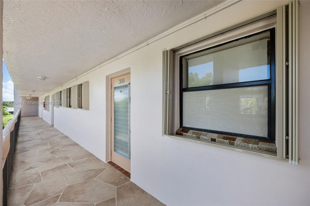 Active With Contract: $125,000 (1 beds, 1 baths, 856 Square Feet)