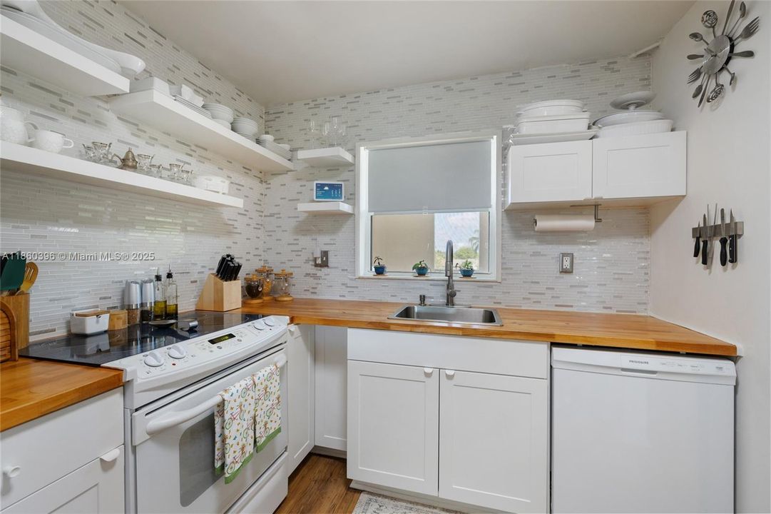 Active With Contract: $125,000 (1 beds, 1 baths, 856 Square Feet)