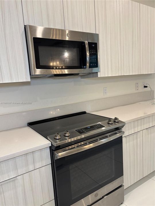 合同活跃: $549,999 (3 贝兹, 2 浴室, 1431 平方英尺)