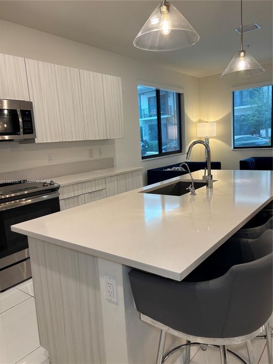 合同活跃: $549,999 (3 贝兹, 2 浴室, 1431 平方英尺)