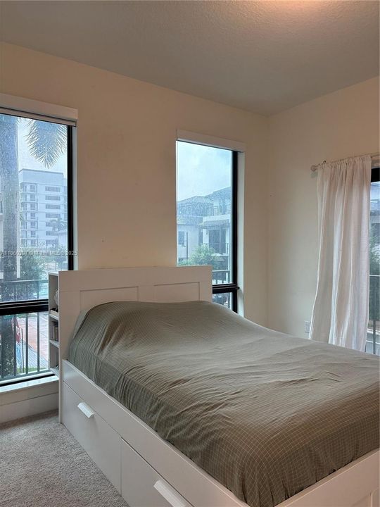 合同活跃: $549,999 (3 贝兹, 2 浴室, 1431 平方英尺)