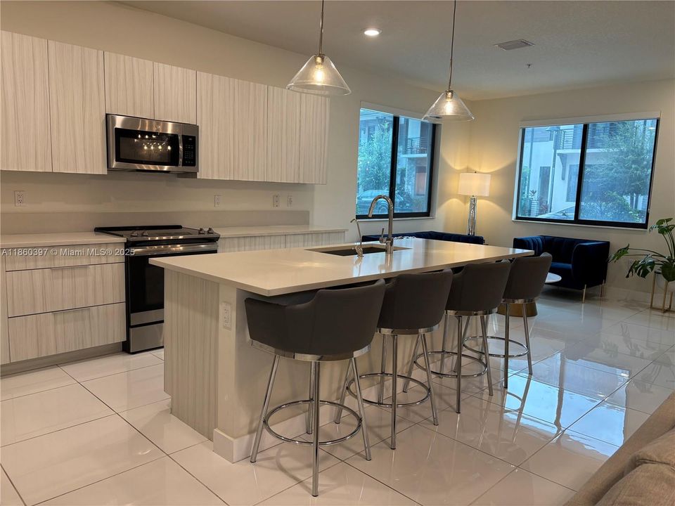 合同活跃: $549,999 (3 贝兹, 2 浴室, 1431 平方英尺)