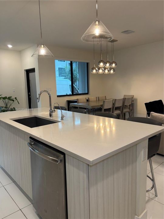 合同活跃: $549,999 (3 贝兹, 2 浴室, 1431 平方英尺)