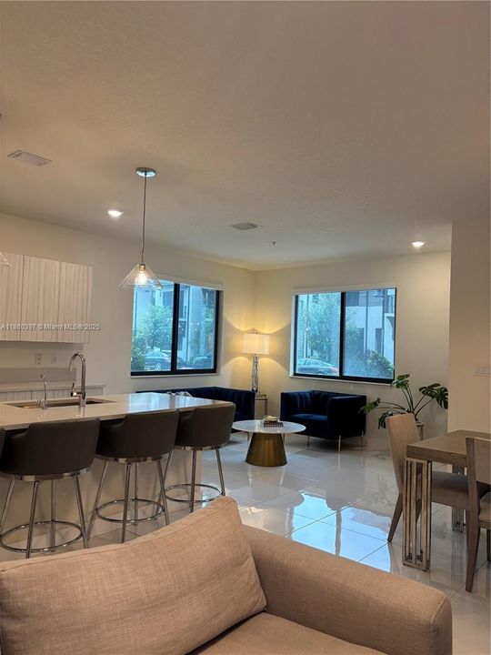 合同活跃: $549,999 (3 贝兹, 2 浴室, 1431 平方英尺)