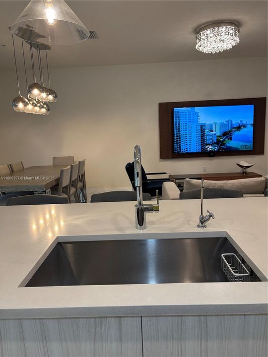 合同活跃: $549,999 (3 贝兹, 2 浴室, 1431 平方英尺)