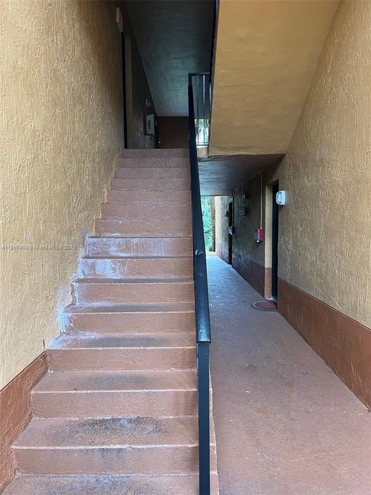 Active With Contract: $200,000 (1 beds, 1 baths, 734 Square Feet)