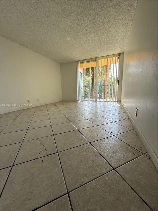 Active With Contract: $200,000 (1 beds, 1 baths, 734 Square Feet)