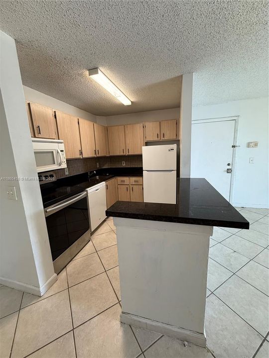 Active With Contract: $200,000 (1 beds, 1 baths, 734 Square Feet)
