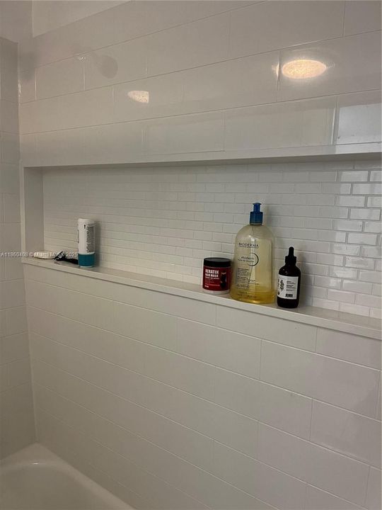 Active With Contract: $200,000 (1 beds, 1 baths, 734 Square Feet)