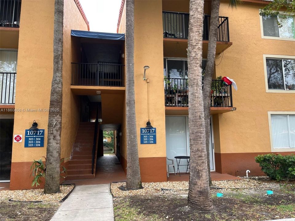 Active With Contract: $200,000 (1 beds, 1 baths, 734 Square Feet)