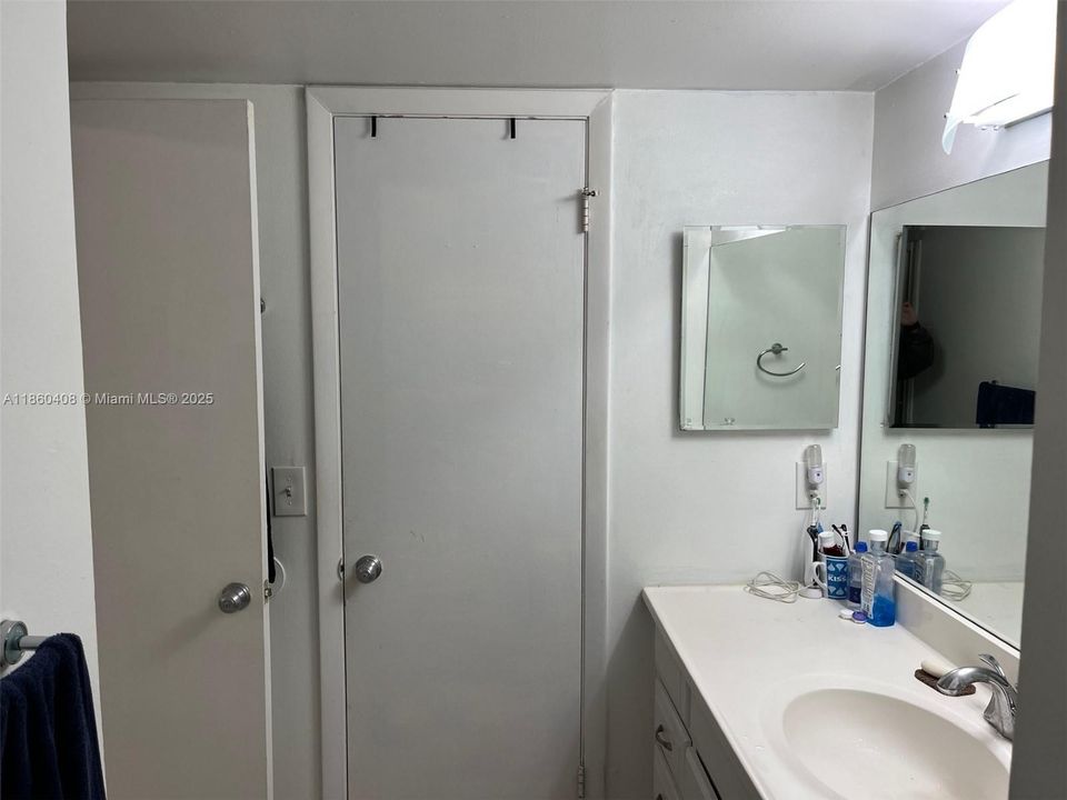 Active With Contract: $200,000 (1 beds, 1 baths, 734 Square Feet)