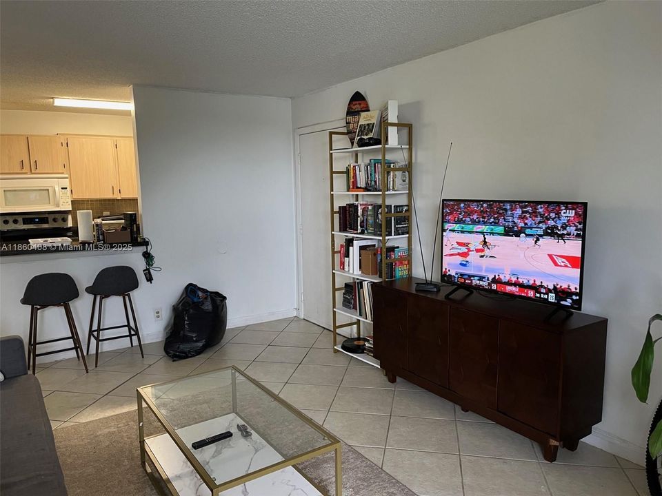 Active With Contract: $200,000 (1 beds, 1 baths, 734 Square Feet)